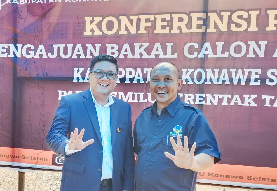 JAGA BASIS : Caleg Dapil I Konsel, Samsudin (kanan) ketika bersama Ketua DPD Partai Nasdem Konsel, Adi Jaya Putra (kiri). (I NGURAH PANDI SANTOSA/KENDARI POS)