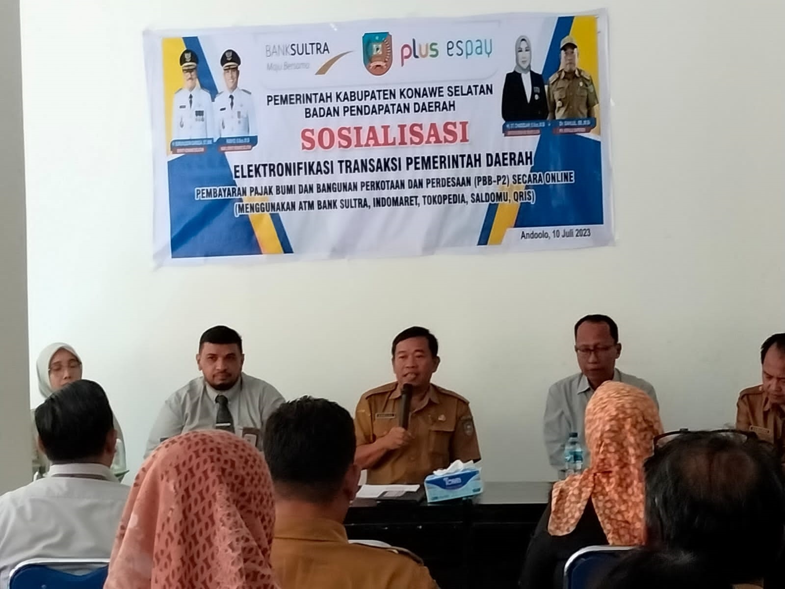 DIGITALIASASI : Kepala Bapenda Konsel, Dr. Sahlul (tengah) didampingi sejumlah pihak terkait saat menyosialisasikan pemanfaatan aplikasi ETPD untuk pelayanan pembayaran pajak. (ADI HIDAYAT/KENDARI POS)