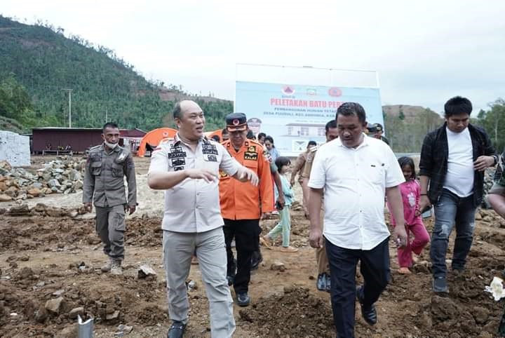 PERJUANGAN PANJANG : Bupati Konut, H. Ruksamin (kiri) usai peletakan batu pertama pembangunan Huntap yang dipusatkan di Desa Puusuli, Kecamatan Andowia. (HELMIN TOSUKI/KENDARI POS)