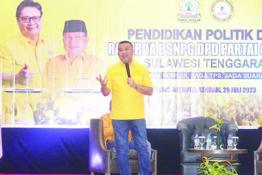 Anggota komisi II DPRD Sultra, Aksan Jaya Putra memberikan pengarahan pada rapat koordinasi (Rakor) kader dan pengurus partai Golkar se-Sultra di Hotel Swisbell Kendari, Sabtu (29/7).