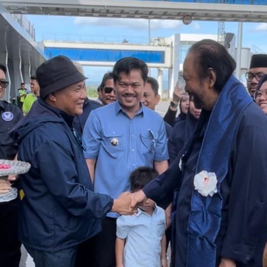 Kader Partai NasDem Sultra, Kery Saiful Konggoasa (kiri) menyambut dan menyalami dengan hangat Ketua Umum DPP Partai NasDem, Surya Paloh (kanan), Minggu (30/7), kemarin. (IST)