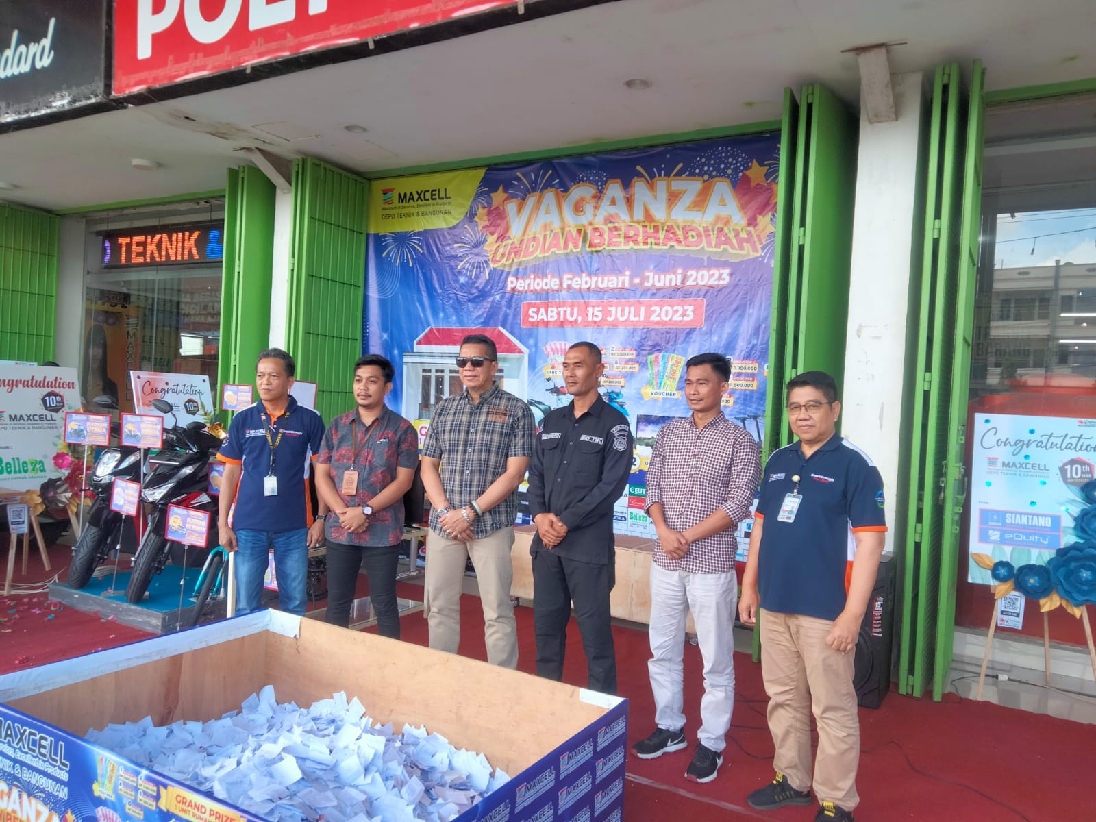 Store Manager Maxell Depo Teknik dan Pembangunan Kendari, Barnabas Betteng (kiri) dalam acara Vaganza Undian Berhadiah periode pertama Februari-Juni 2023 di pelataran Maxcell, baru-baru ini. (EWIN ENDANG SAPUTRI / KENDARI POS)