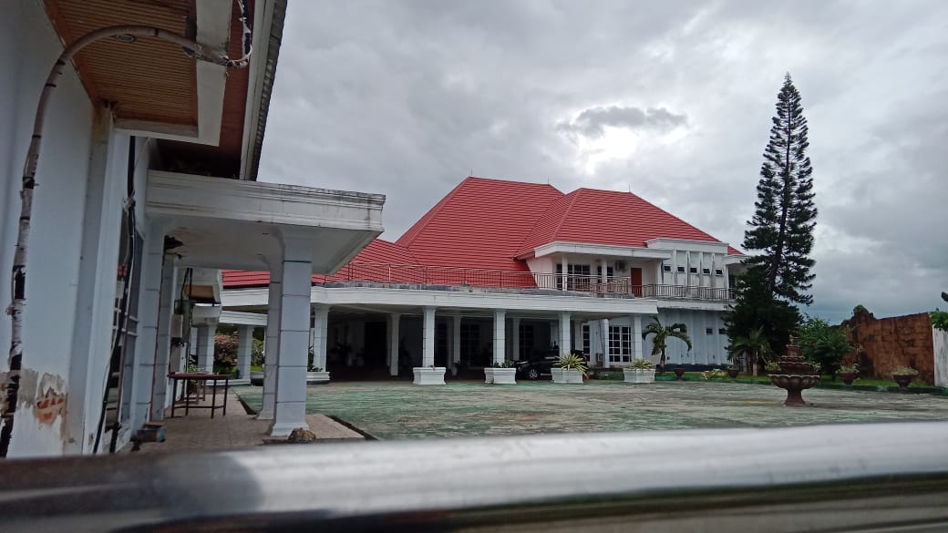 Rujab Bupati Muna yang terletak di Jalan Kantolalo, Kota Raha terlihat lengang. Tidak ada aktivitas berarti layaknya rumah pejabat sekelas bupati. (DEDEH AYU / KENDARI POS)