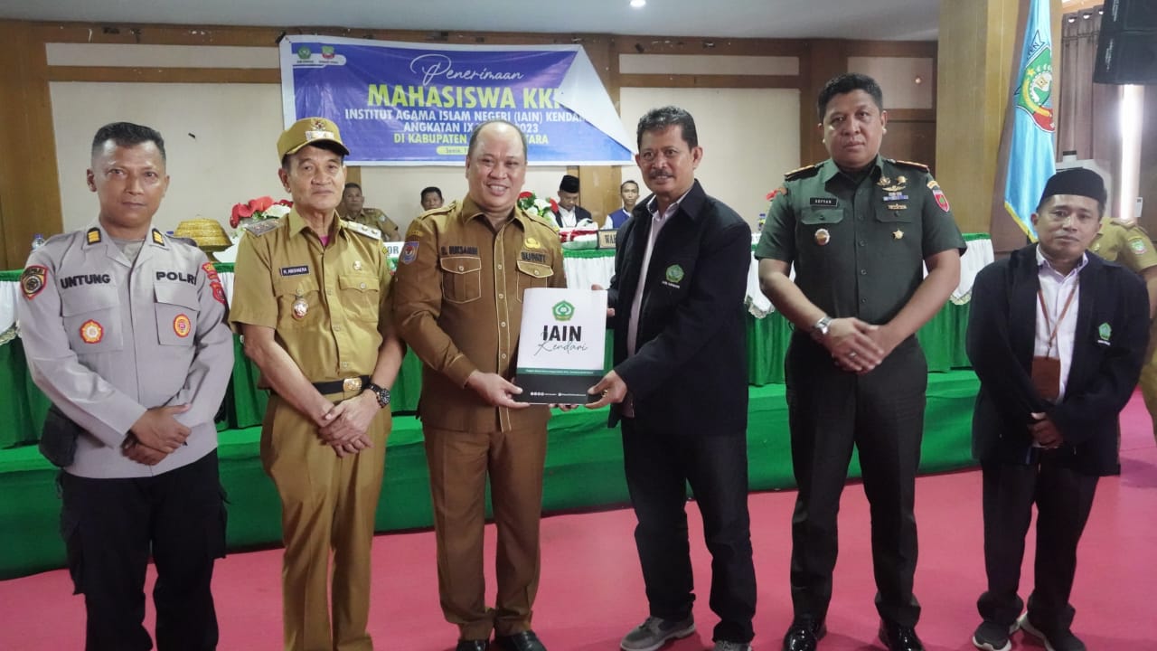 Bupati Konut, Dr.Ruksamin (3 dari kiri) didampingi Wakil Bupati Konut, Abuhaera (2 dari kiri) menerima cendera mata dari salah satu ketua posko KKN IAIN Kendari saat penempatan mahasiswa KKN IAIN Kendari di Konut, baru-baru ini. (HELMIN TOSUKI / KENDARI POS)