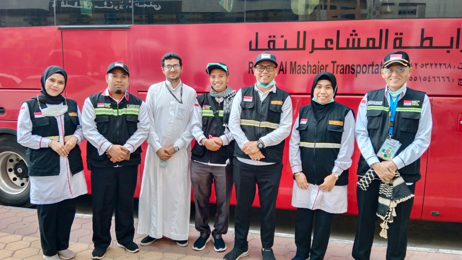 Sekda Sultra, H.Asrun Lio (kanan) bersama para Petugas Haji Daerah (PHD) Sultra sebelum bertolak menuju Kota Madinah dari Kota Makkah bersama jemaah haji Kloter 24 UPG asal Kota Kendari. (IST)