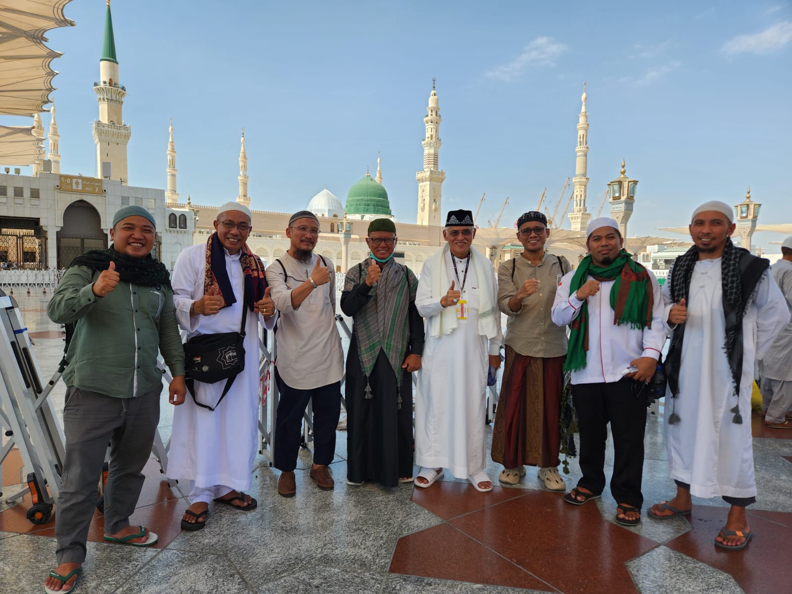 Sekda Sultra, H.Asrun Lio bersama jemaah haji Kloter 24 asal Kota Kendari di pelataran Raudhah di dalam Masjid Nabawi, Kota Madinah, usai ziarah di makam Baginda Rasulullah SAW, makam Abu Bakar, dan Umar bin Khattab. (PHD SULTRA)