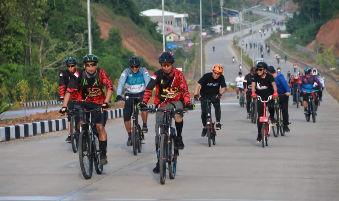 Peserta Toronipa Fun Bike menjajal rute sekira 12 kilometer di ruas jalan wisata Kendari-Toronipa karya Gubernur Ali Mazi dan Wakil Gubernur Lukman Abunawas (Aman). Toronipa Fun Bike digelar Dinas Pariwisata Provinsi Sultra, Sabtu (15/7) lalu. (DISPAR SULTRA)