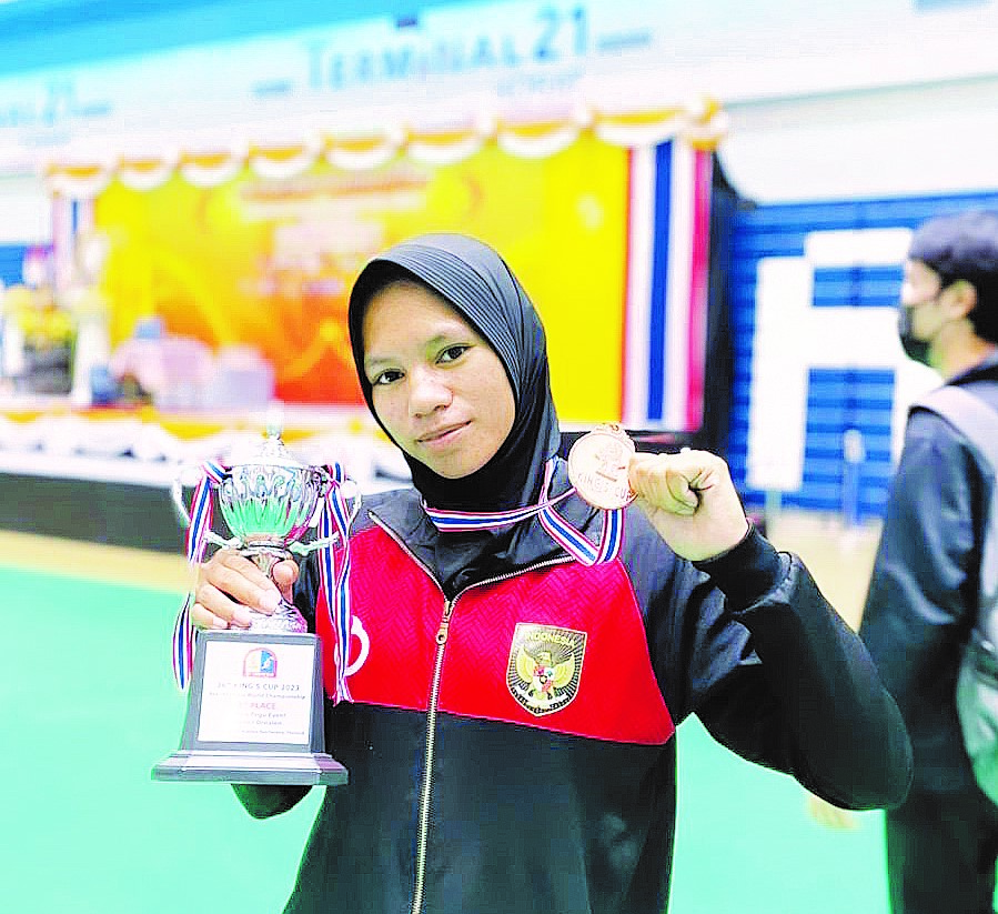 Fitra Siu, Mahasiswa UHO Jurusan Penjaskesrek, baru saja menyabet medali perak dan perunggu di King’s Cup Kejuaraan Dunia Sepak Takraw 2023 di Thailand.