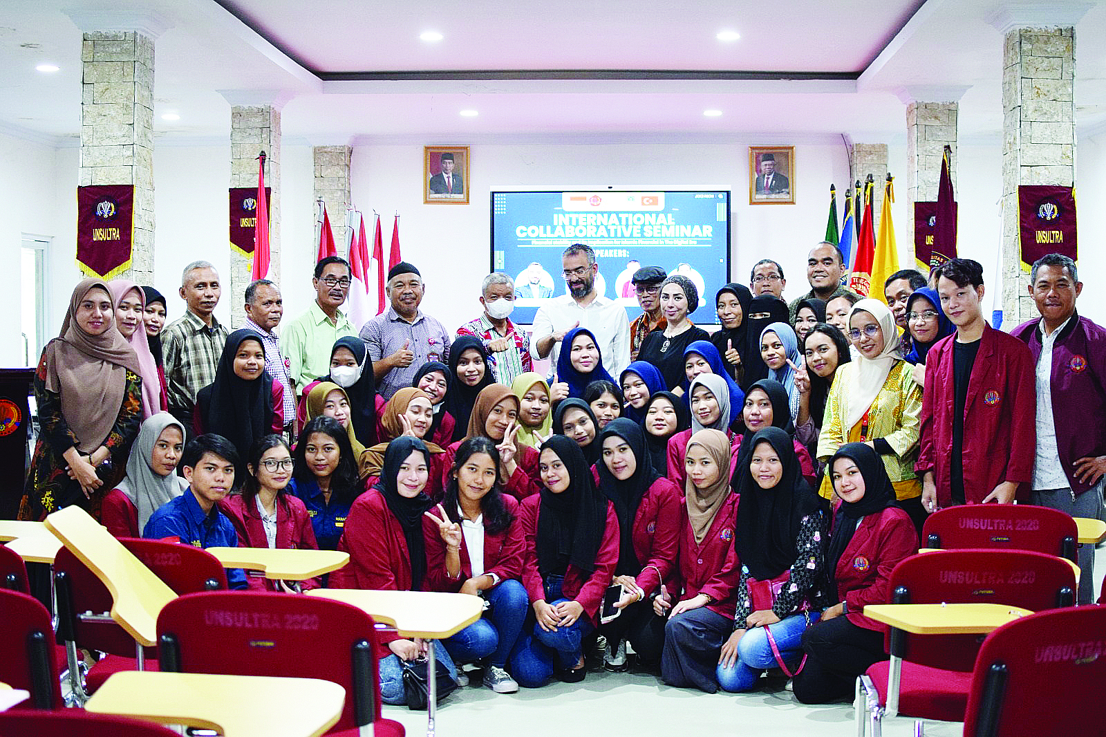 Foto bersama Rektor Unsultra, Prof. Dr. Andi Bahrun, M.Sc., Agric., (delapan dari kiri, mengenakan masker) usai kegiatan. (Ewin Endang Sahputri/Kendari Pos)