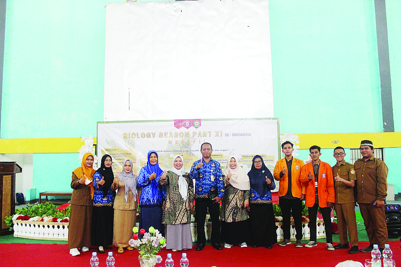 Foto Bersama Ketua Jurusan Pendidikan Biologi FKIP UHO, Lili Darlian, S.Si., M.Si (lima dari kiri) usai pembukaan kegiatan. (Ewin Endang Sahputri/Kendari Pos)