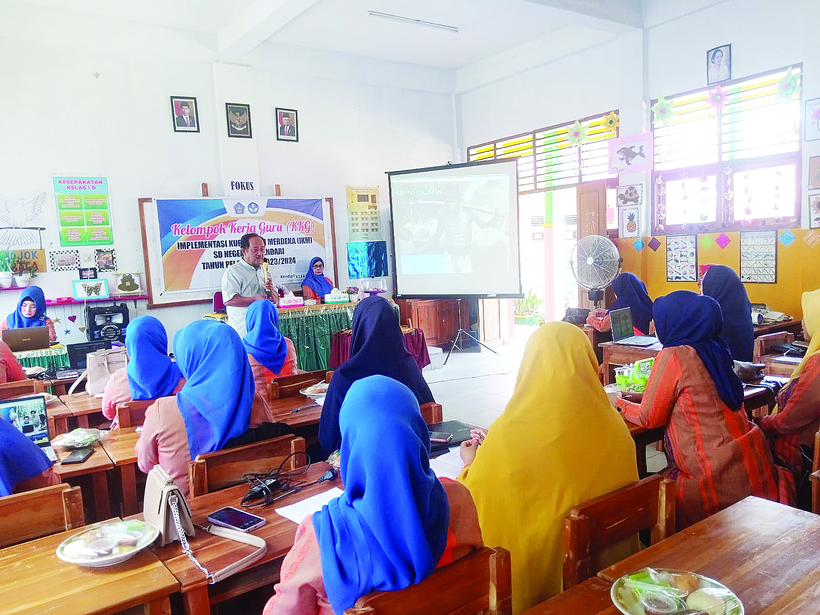 Akademisi UHO, Prof.Hanna (berdiri) saat memaparkan materi Revolusi mental pendidikan menuju guru profesional dan berkarakter dalam lokakarya KKG di SDN 39 Kendari, baru-baru ini. (IST)