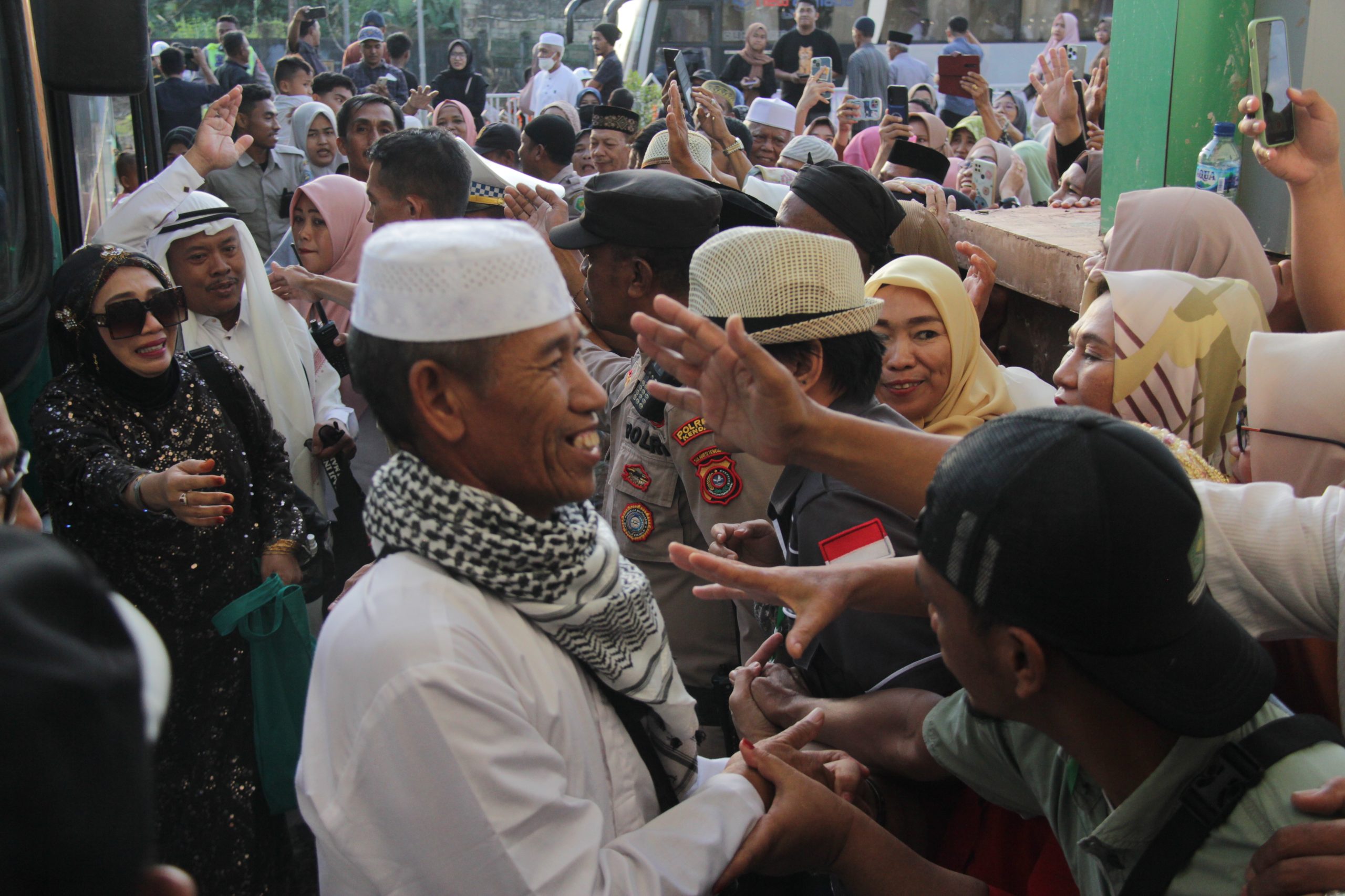 Rona bahagia terpancar dari jemaah haji saat bertemu keluarga di Asrama Haji Kendari, Minggu (23/7) kemarin. Kemenag Sultra turut menyambut kedatangan jemaah haji Kloter 24 asal Kota Kendari itu. (MUH. ABDI ASMAUL AMRIN/KENDARI POS)