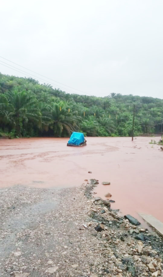 JALAN TERGENANG : Jalur jalan di Langgikima-Polora, Kecamatan Langgikima yang terendam banjir akibat debit air berlebihan dalam beberapa hari ini. ( HELMIN TOSUKI/KENDARI POS)