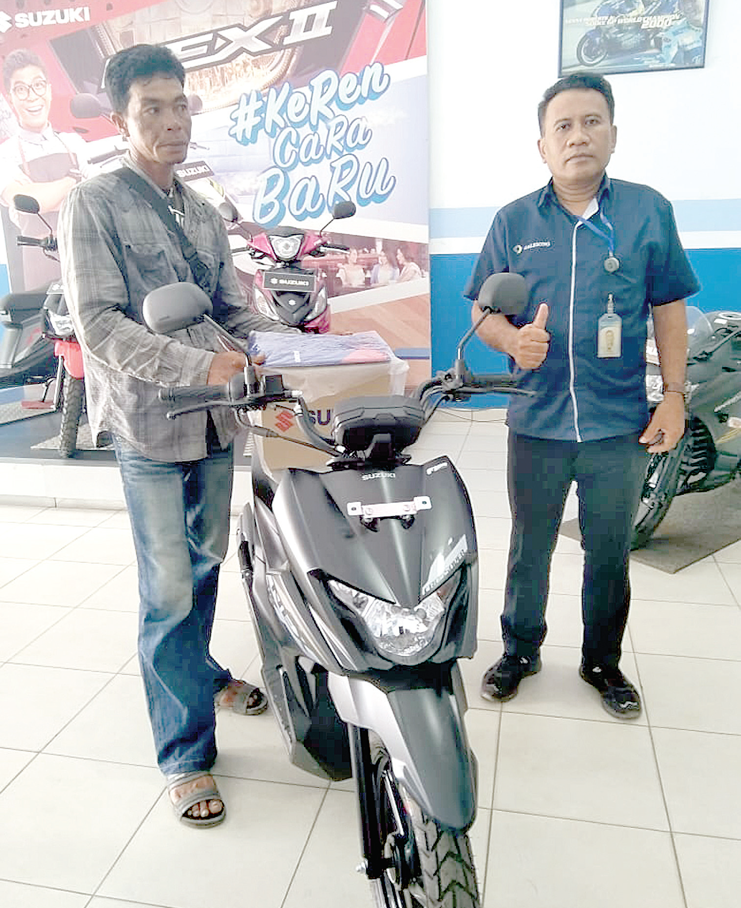 Pimpinan Wilayah PT Sinar Galesong Mandiri Cabang Kendari, Ugas, (Kanan) saat memperkenalkan unit Suzuki Nex Crossover. (PT SGM for Kendari Pos)