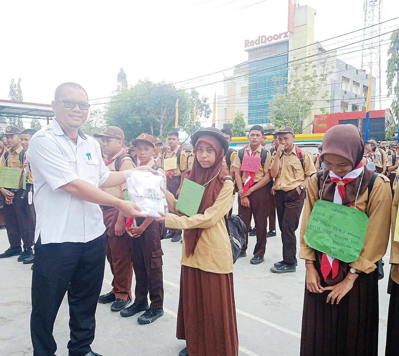 Kepala SMAN 9 Kendari, Ishak Taway, S.Pd., M.A.