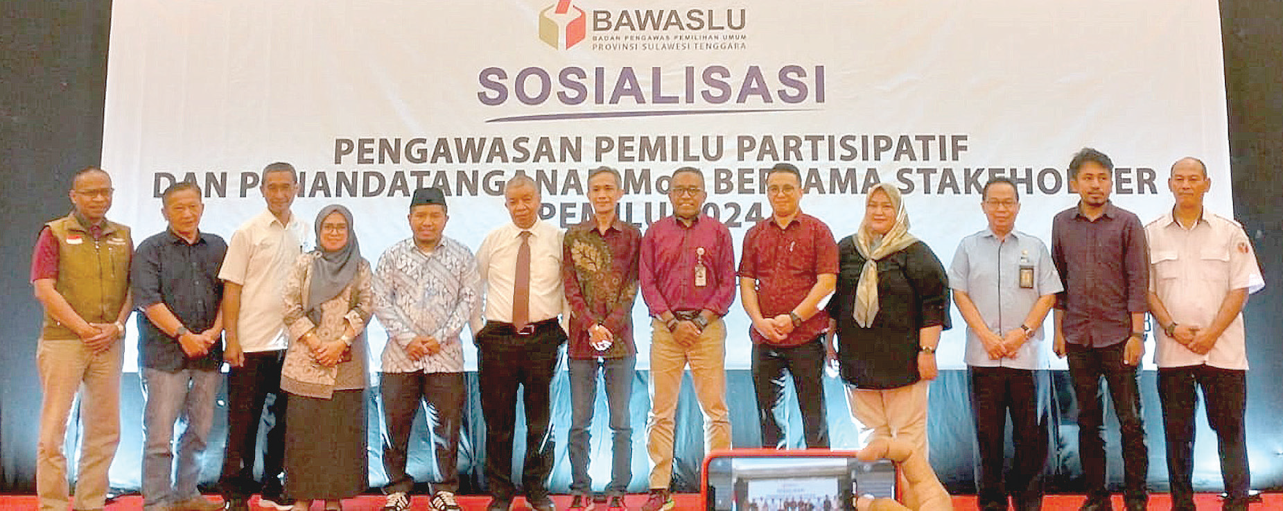 SINERGISITAS: Rektor UHO Prof Zamrun (enam kanan), Rektor Unsultra Prof. Andi Bahrun (enam kiri), Ketua Bawaslu Sultra Iwan Rompo (tengah), Sekretaris AJI Kendari Ramadhan (dua kanan) dan komisioner Bawaslu Sultra saat sosialisasi pengawasan pemilu partisipatif dan penandatanganan MoU beragam stakeholder di Plaza Inn Kendari.