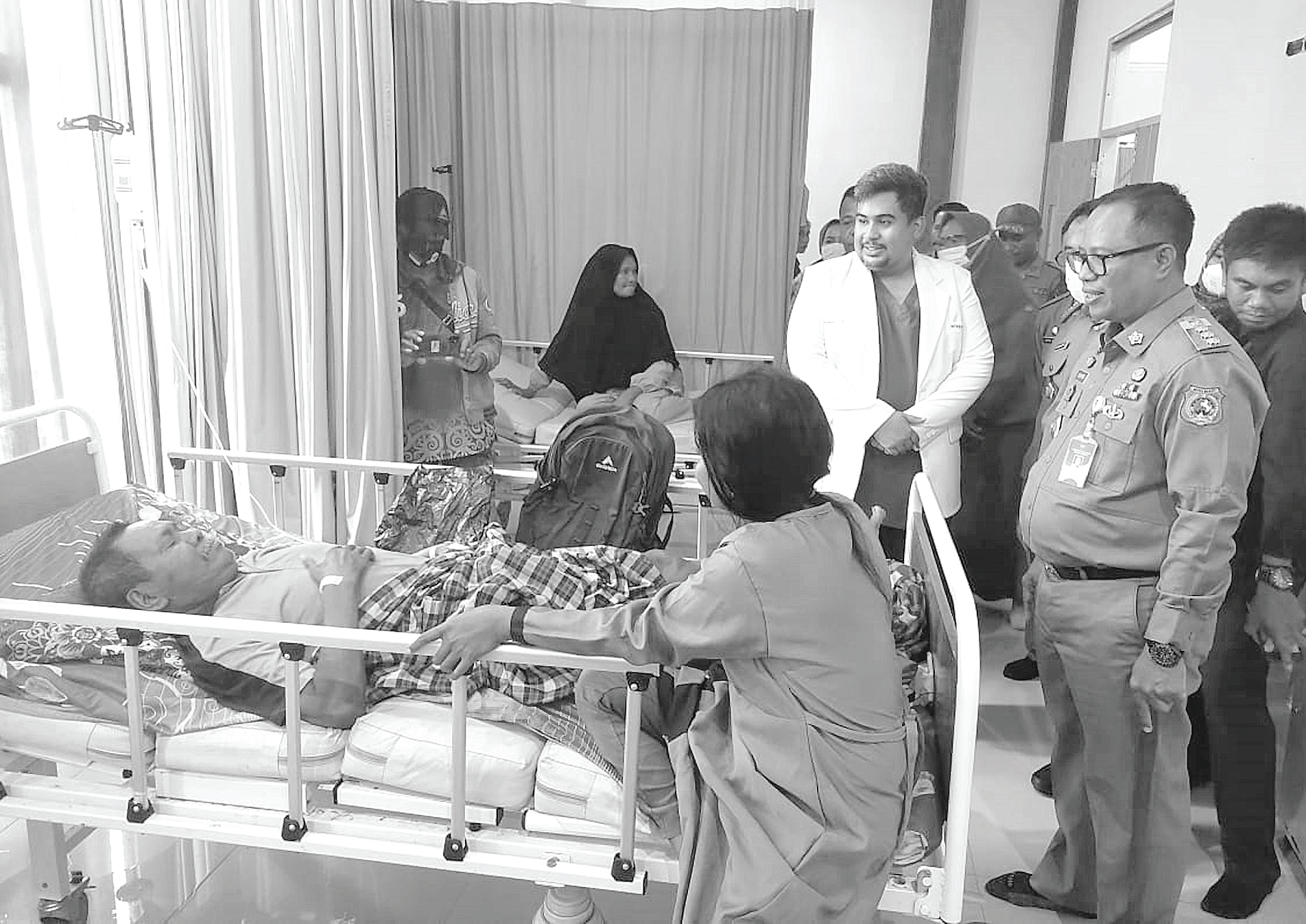 LAYANAN: Pj Bupati Mubar, Bahri (depan) saat mengunjungi salah satu pasien yang di rawat di RSUD Mubar. Kini Pemkab Mubar meningkatkan fasiltas layanan kesehatan dengan membangun Puskesmas Bero. (Akhirman/Kendari Pos)