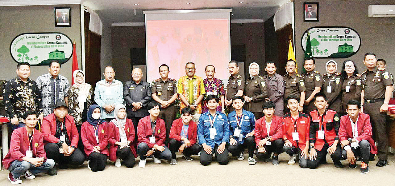 Foto bersama Kepala Kejati Sultra, Dr. Patris Yusrian Jaya, S.H., M.H (Enam dari kiri), Rektor UHO, Prof. Dr. Muhammad Zamrun Firihu, S.Si., M.Si., M.Sc., (tujuh dari kiri) usai seminar di Rektorat UHO, Kamis (13/7). (Ewin Endang Sahputri/Kendari Pos)