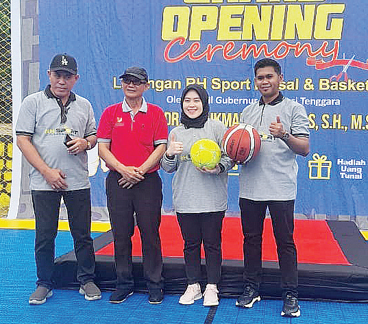 SUPPORT: Wakil Gubernur Sultra, Lukman Abunawas (dua dari kiri) bersama Owner RH Sport Futsal and Basketball, Riski Ulil Amri (kanan) usai Grand Opening Lapangan RH Sport Futsal and Basketball, kemarin. (Rahma Safitri/Kendari Pos)