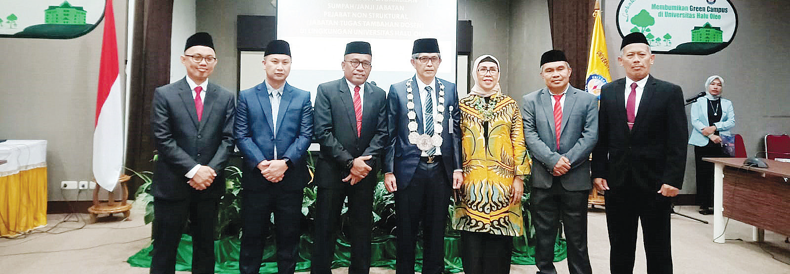 Foto bersama Rektor Universitas Halu Oleo (UHO), Prof. Dr. Muhammad Zamrun Firihu, S.Si., M.Si., M.Sc., (tiga dari kiri), Dekan Fisip UHO yang baru dilantik, Prof. Dr. H. Eka Suaib, M.Si (empat dari kanan), Adrian Tawai selaku Wakil Dekan Bidang Akademik Fisip UHO (dua dari kir), Dr. Jopang selaku Wakil Dekan Bidang Kemahasiswaan dan Alumni Fisip UHO (dua dari kanan), usai pelantikan yang dihelat di Ruang Senat Rektorat UHO, kemarin (14/7). (Ewin Endang Sahputri/Kendari Pos)