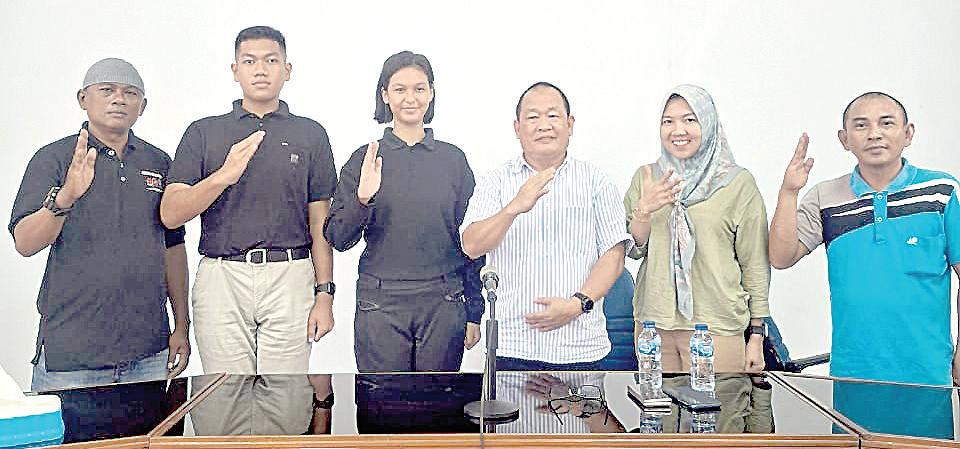 UTUSAN SULTRA: Kepala Kesbangpol Sultra, Harmin Ramba (tiga dari kanan) foto bersama dua utusan Paskibraka Sultra dan pendamping di Aula Kesbangpol Sultra, Jumat (14/7). (Rahma Safitri/Kendari Pos)