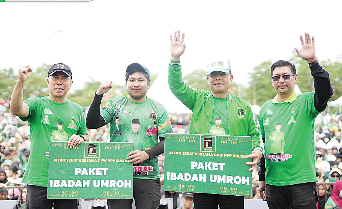 Ketua DPP PPP Muhamad Mardiono (Kedua dari kanan) didampingi Ketua DPW PPP Andi Sumangerukka (Kiri) bersama Sekretaris DPW PPP Abdul Razak (Kanan)saat menyerahkan bantuan paket umroh kepada pemenang undian