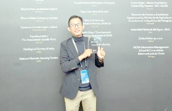 Irghan Santiz, Head of GIS Data Management Team, mewakili Kementerian Pekerjaan Umum dan Perumahan Rakyat menerima penghargaan Special Achievement in GIS Award. (Source for JPNN)