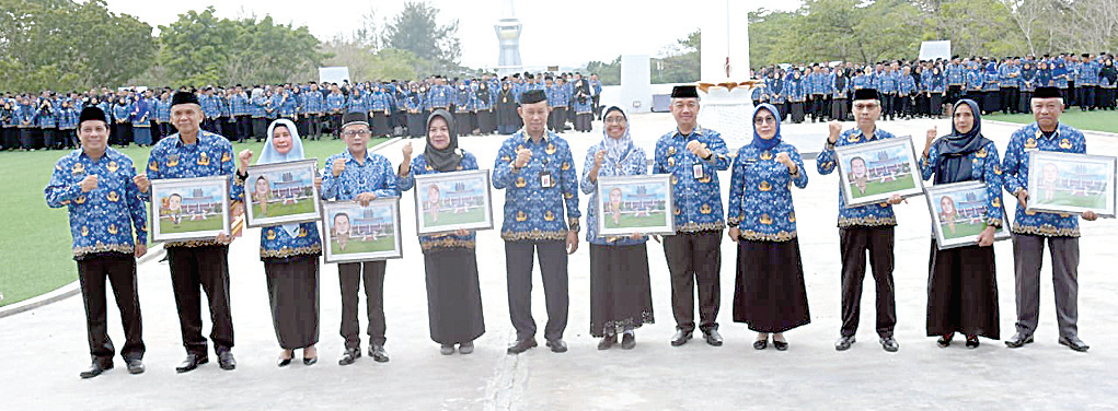 Pj Wali Kota Kendari, Asmawa Tosepu (enam dari kiri) didampingi Sekda Kota Kendari, Ridwansyah Taridala (delapan dari kiri) foto bersama ASN purna bakti usai apel bersama di Balai Kota Kendari, kemarin.