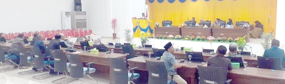 TIGA NAMA : Suasana rapat paripurna pengusulan nama Pj Bupati Buton yang digelar pihak DPRD setempat. Disepakati, ada tiga nama yang diusulkan untuk mengganti Basiran. (ELYN IPO/KENDARI POS)