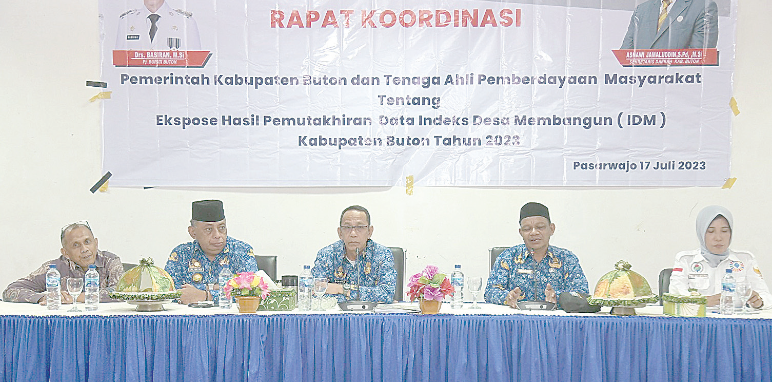 MENINGKAT : Pj. Bupati Buton, Basiran (tengah) ketika memimpin rapat koordinasi ekspose hasil pemutakhiran data indeks desa membangun di Aula Takawa, kemarin. (ELYN IPO/KENDARI POS)