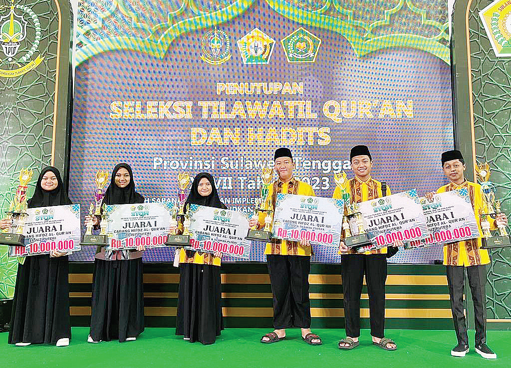 Sejumlah santri PTQ Al-Hudzaifiyyah Kolaka peraih medali emas di STQH tingkat Provinsi Sultra berpose bersama usai menerima piala, kemarin. (Zulfadli Nur/Kendari Pos)