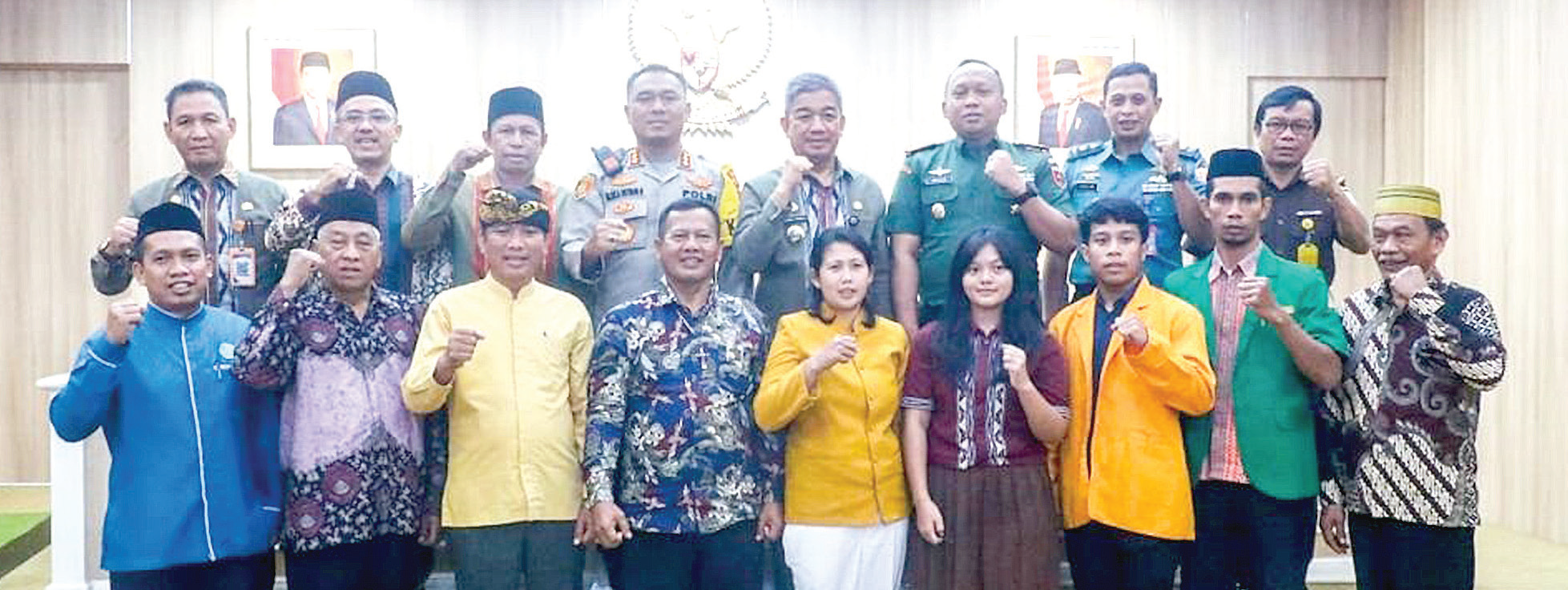 DEKLARASI: Sekda Kota Kendari, Ridwansyah Taridala didampingi Kapolresta Kendari Kombes Pol M. Eka Faturrahman dan Dandim 1417/Kendari Kolonel Bintarto serta tokoh agama dan masyarakat sempatkan foto bersama usai menggelar dialog dan deklarasi damai di Kantor Balai Kota Kendari, kemarin.