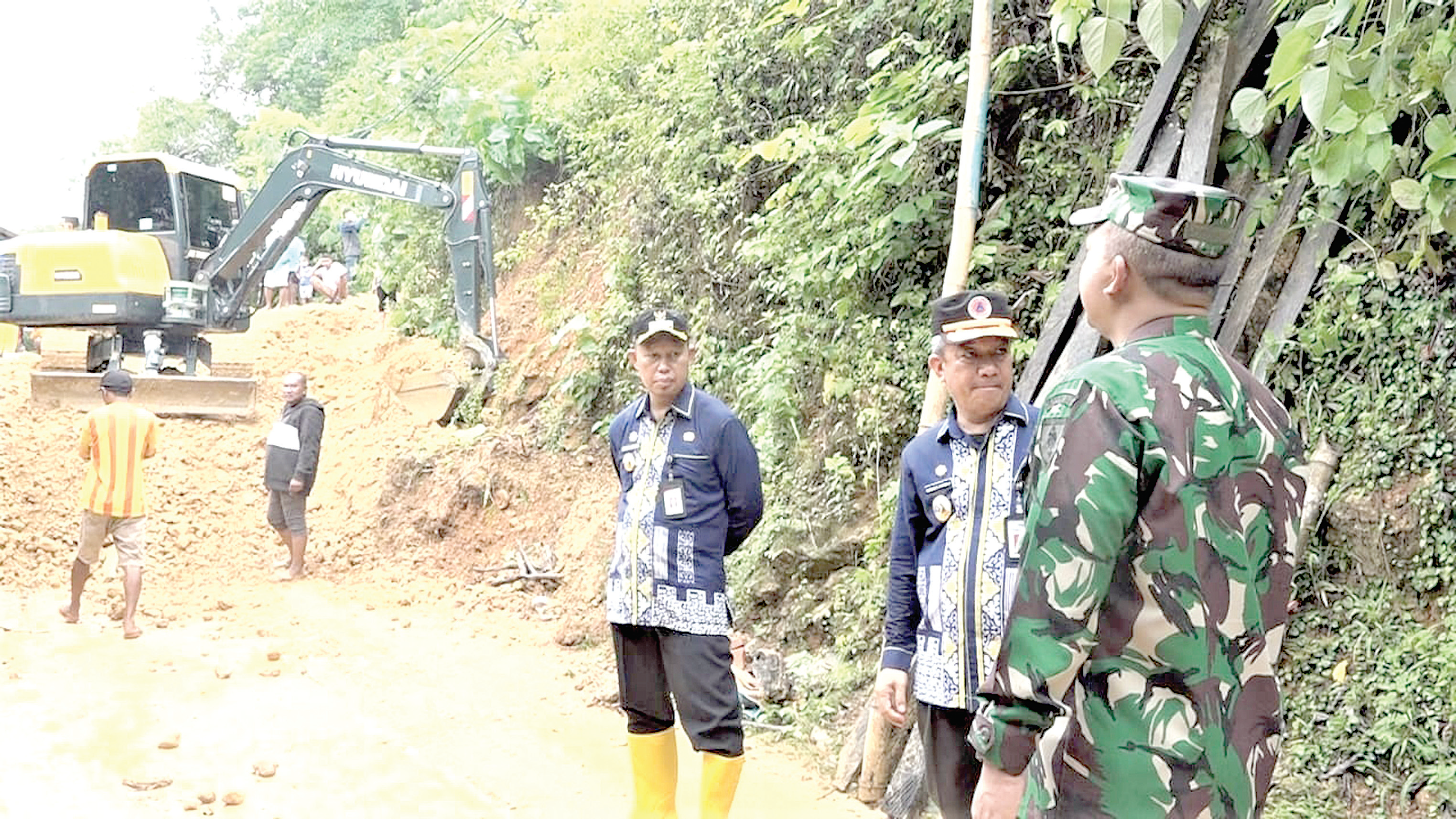 Pj. Wali Kota Kendari, Asmawa Tosepu (tiga dari kanan) didampingi Sekda Kota Kendari, Ridwansyah Taridala (dua dari kanan) turun lapangan, memantau langsung kondisi warga yang terdampak longsor. Keduanya ingin memastikan warga baik-baik saja dan terlayani dengan baik. (Agus Setiawan/ Kendari Pos dan Humas Pemkot Kendari)