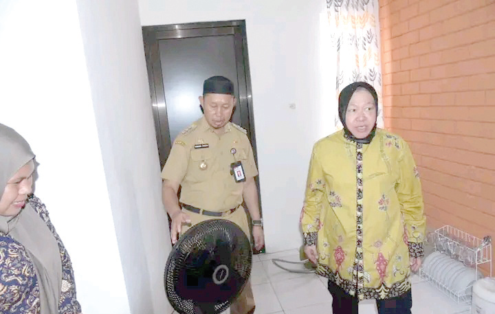 Pj.Wali Kota Kendari, Asmawa Tosepu mendampingi Menteri Sosial, Tri Rismaharini meninjau rumah yang selesai dibangun untuk warga TPA Puuwatu korban kebakaran.