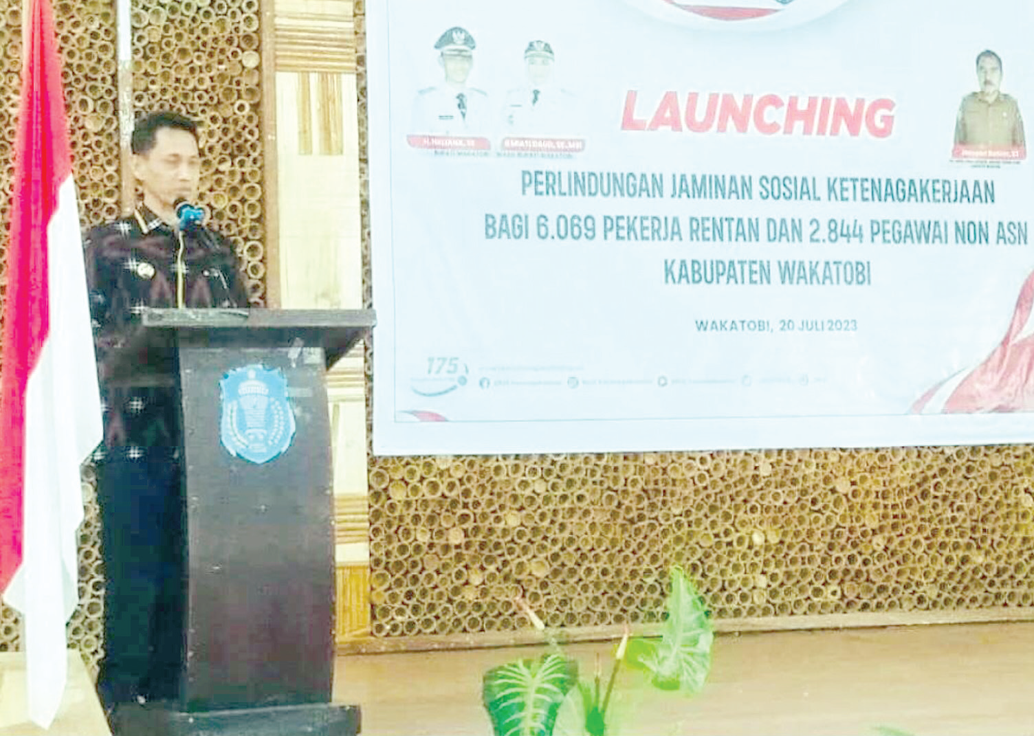 LINDUNGI PEKERJA : Bupati Wakatobi H. Haliana, ketika membuka launching perlindungan jaminan sosial ketenagakerjaan bagi pekerja rentan dan pegawai non ASN di otoritanya, kemarin. (ASTY NOVALISTA/KENDARI POS)