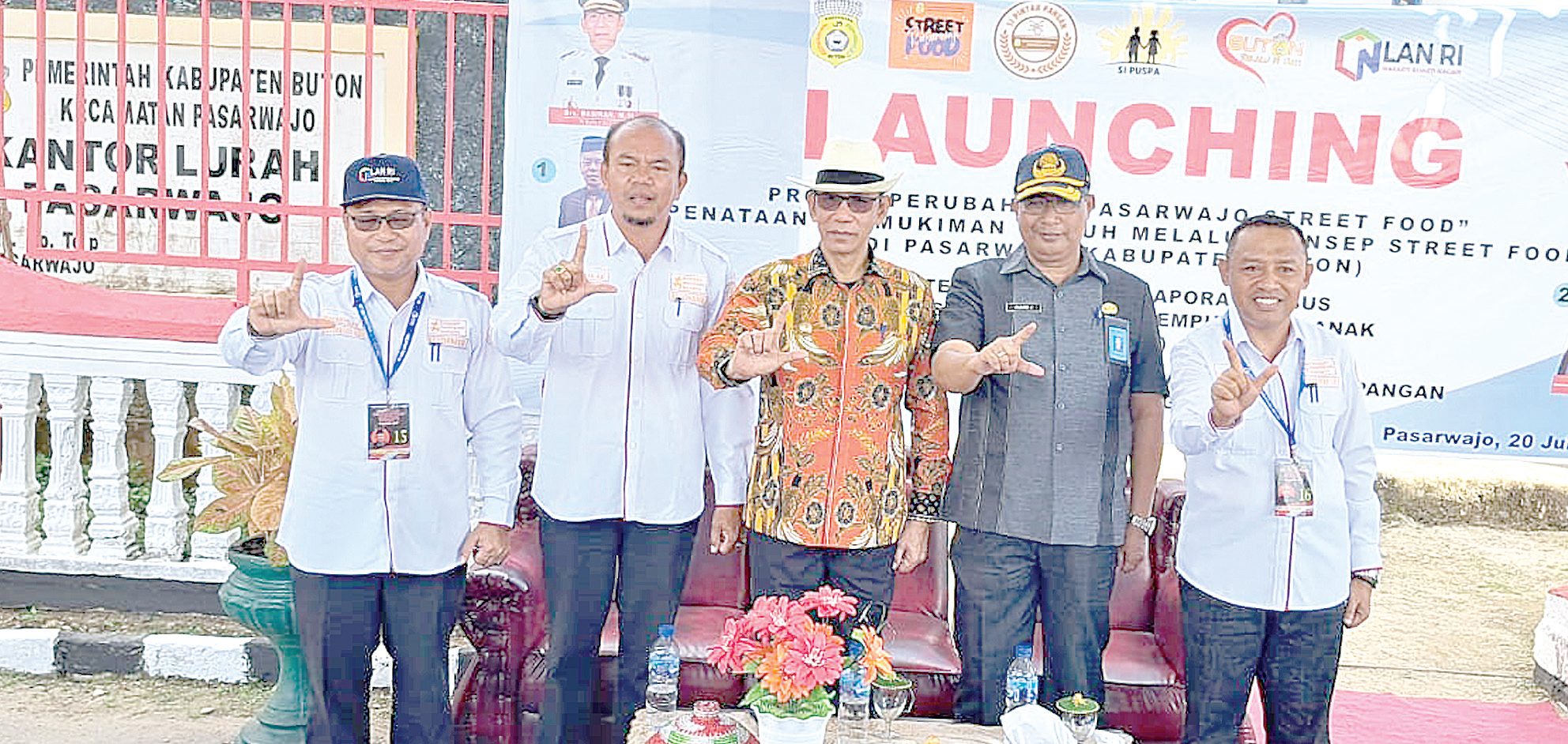 LAUNCHING : Pj Bupati Buton, Basiran (tengah) saat peluncuran proyek perubahan sebagai instrumen peningkatan kapasitas dalam mengemban tugas negara bagi tiga pejabat eselon II yang sedang mengikuti Diklatpim II di LAN Makassar. (ELYN IPO/KENDARI POS)