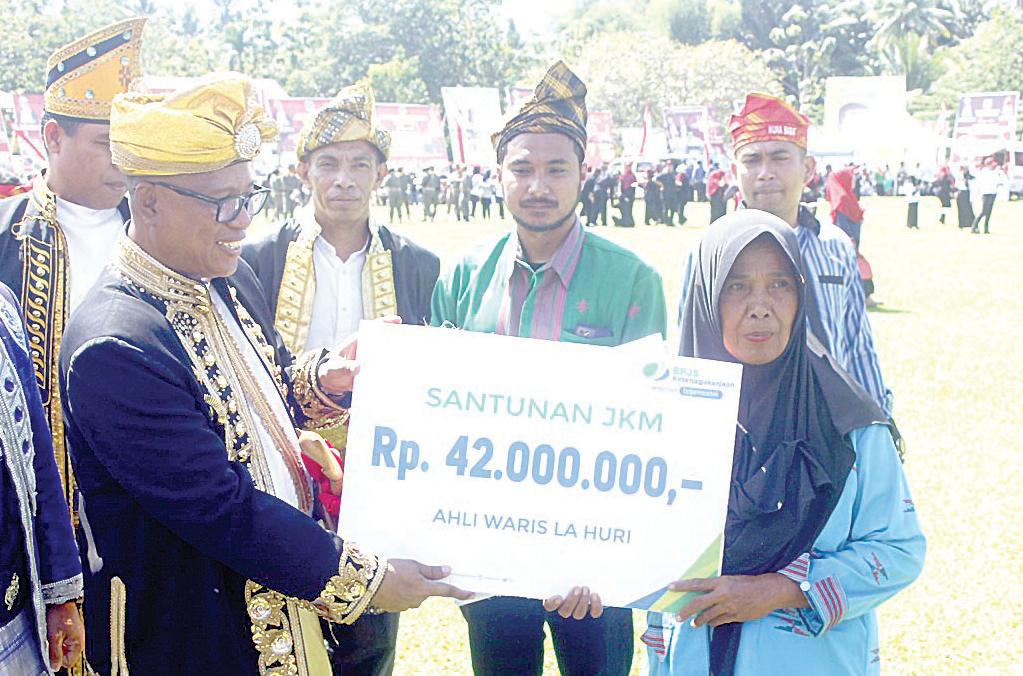 Pj Bupati Mubar, Dr. Bahri memberikan santunan jaminan kematian dari BPJS Ketenagakerjaan kepada ahli waris.