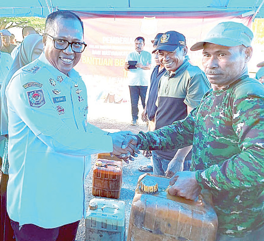 Pj.Bupati Mubar, Bahri memberikan bantuan sembako sebagai upaya penangan kemiskinan ekstrem.