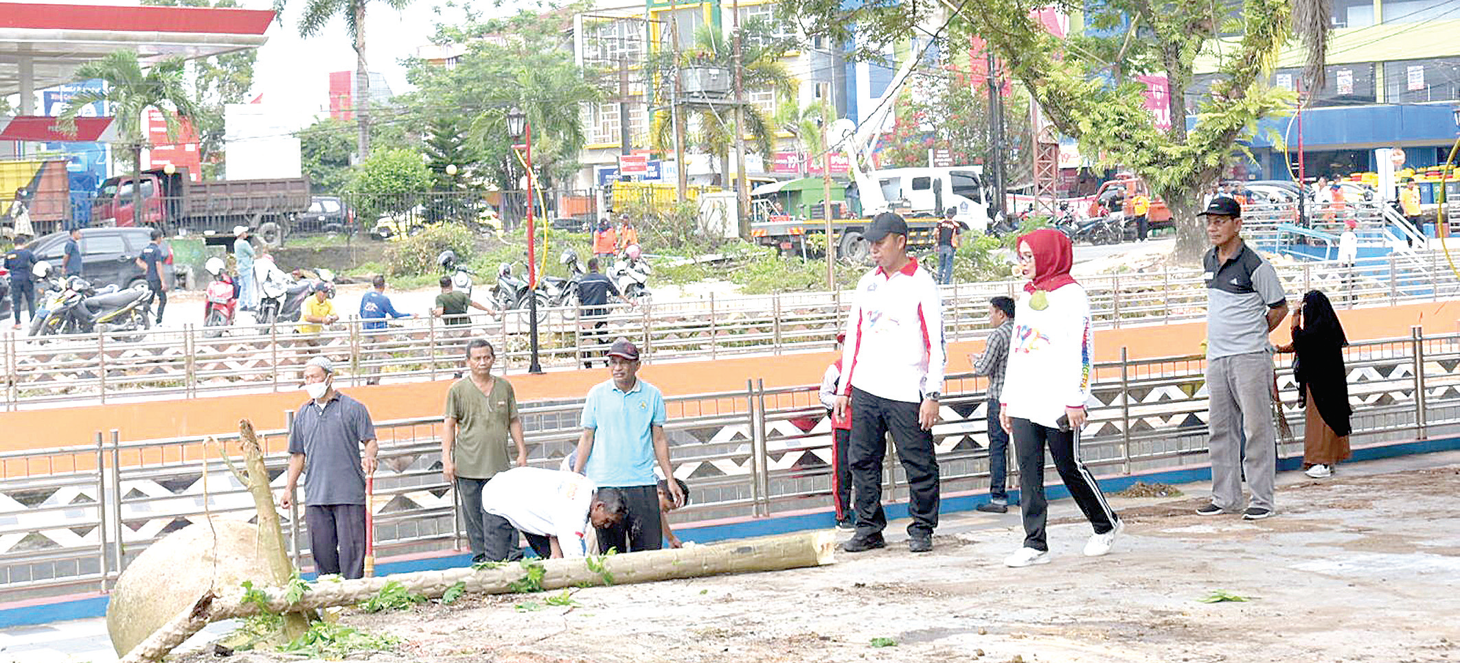 Asmawa Tosepu didampingi Kepala Dinas PUPR, Erlis Sadya Kencana memantau ASN dan masyarakat saat aksi bersih di Kawasan Kali Kadia.