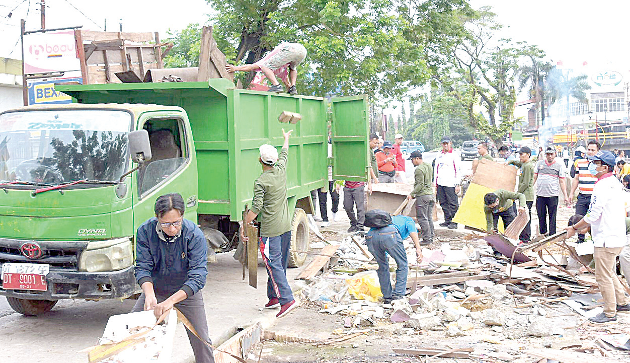 Asmawa Tosepu memantau langsung proses pengangkutan sampah di Kawasan Kali Kadia.