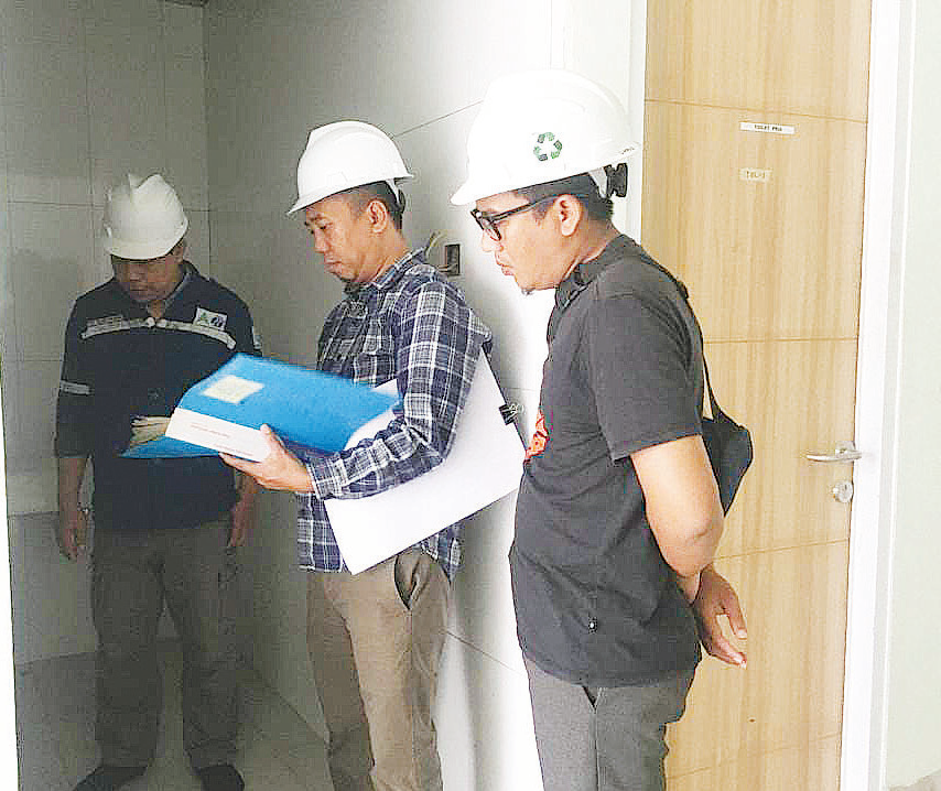 PANTAU : Sekretaris Dinas PUPR Kendari, Aswido (tengah) memantau pembangunan RSUD Antero Hamra, kemarin. Dia memastikan, peresmian rumah sakit dilaksanakan saat peringatan Hari Kemerdekaan RI ke-78 pada 17 Agustus 2023. (Agus Setiawan/Kendari Pos)
