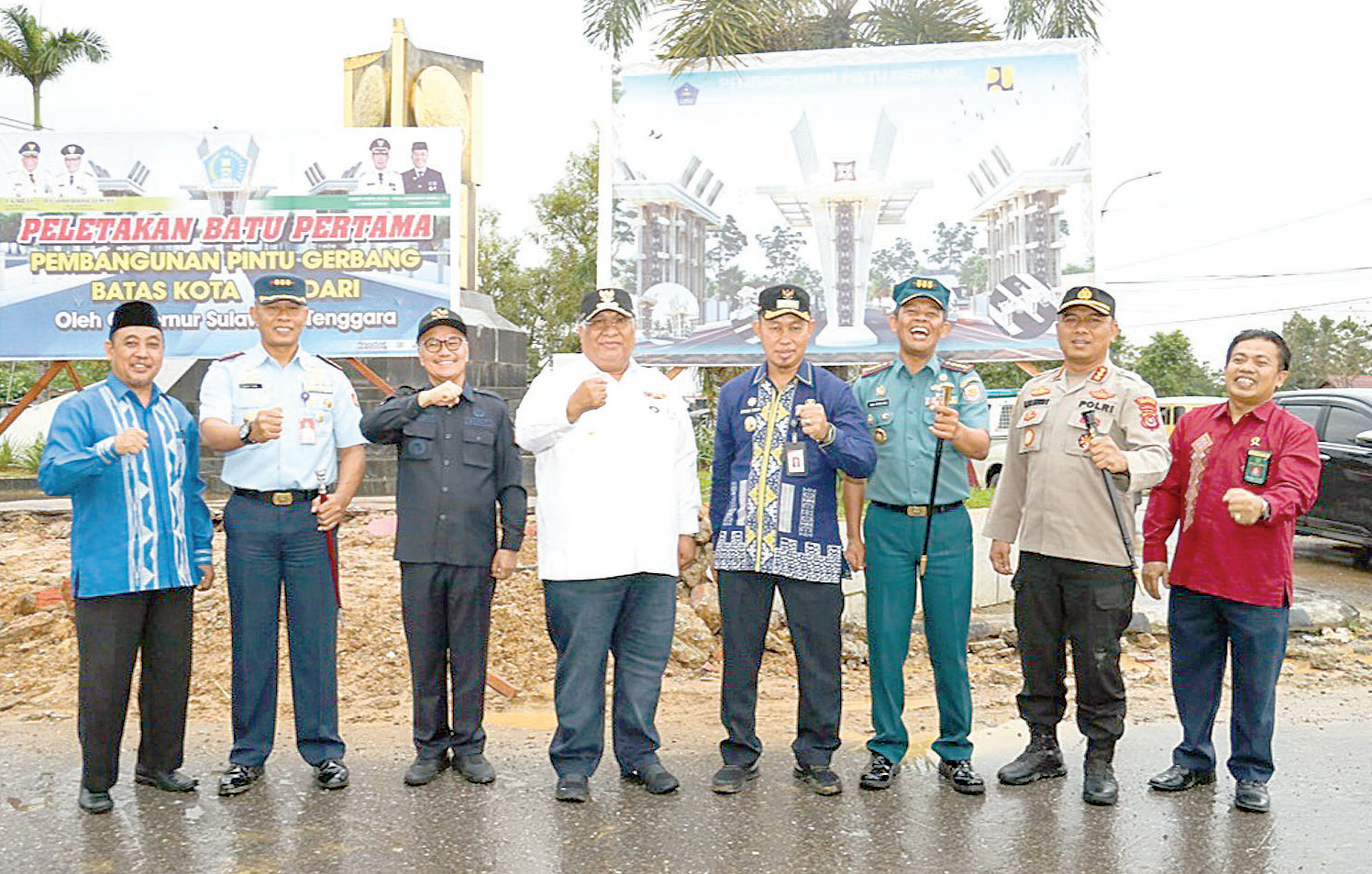 Gubernur Sultra Ali Mazi (empat dari kiri) foto bersama Pj Wali Kota Kendari Asmawa Tosepu (lima kiri), Bupati Konsel Surunuddin Dangga (tiga kiri) dan jajaran Forkopimda usai peletakan batu pertama pembangunan Gerbang Batas Kota.