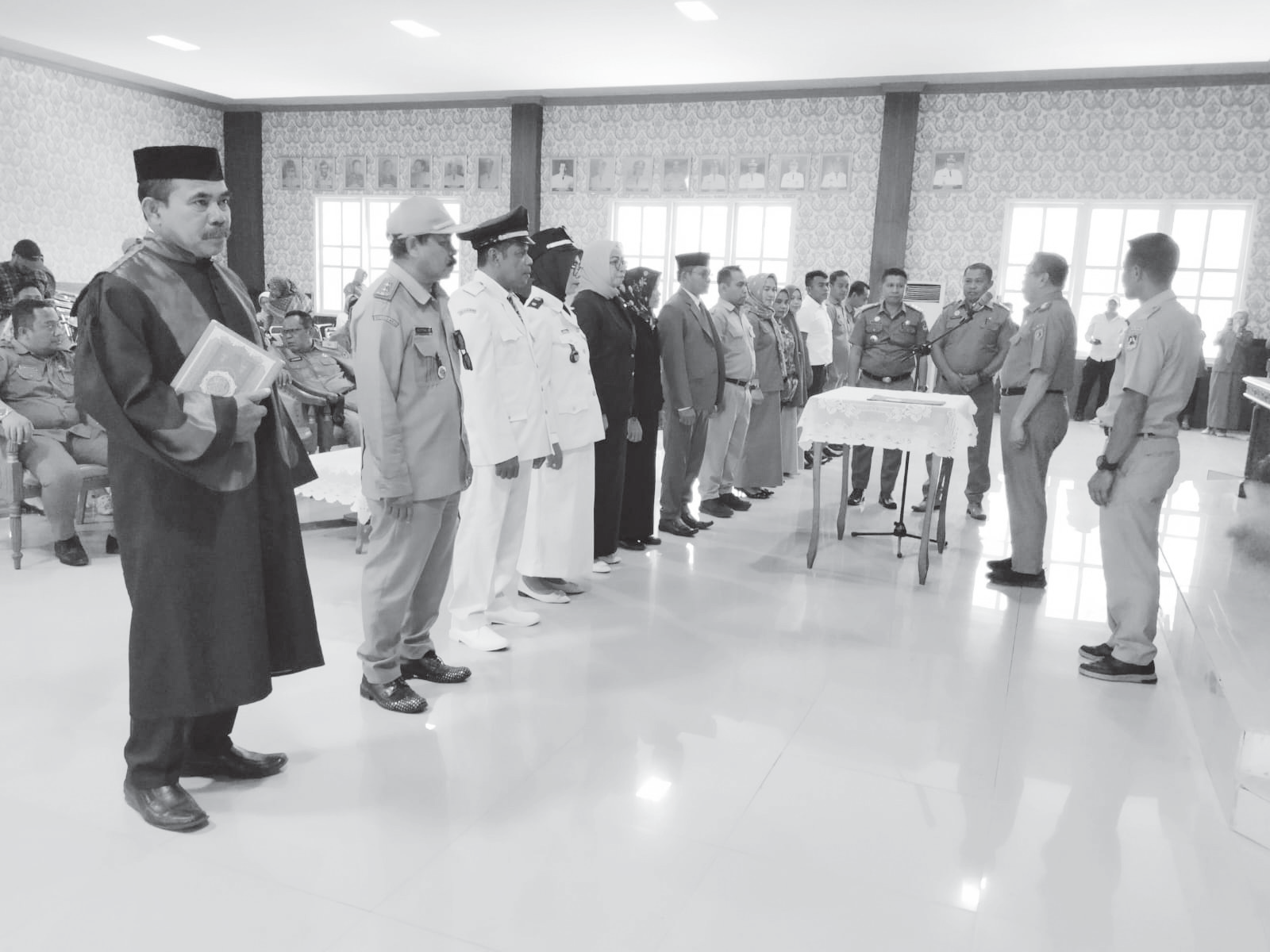 Wakil Bupati Muna, Bachrun Labuta saat melantik dan mengambil sumpah pejabat eselon II dan III. (Dedeh Ayu/Kendari Pos)