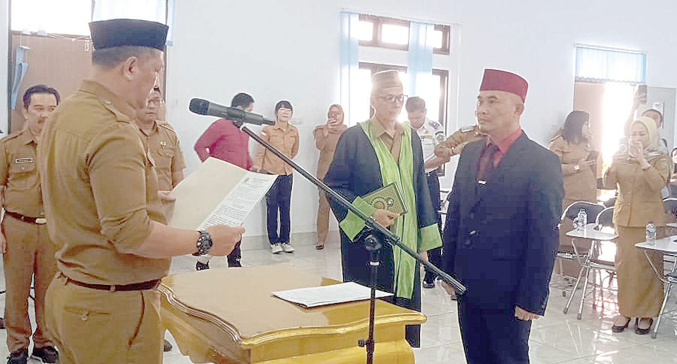 Sekab Konawe, Ferdinand Sapan (kiri), saat melantik Keni Yuga Permana sebagai Kepala DPM-PTSP Konawe, Selasa (25/7).