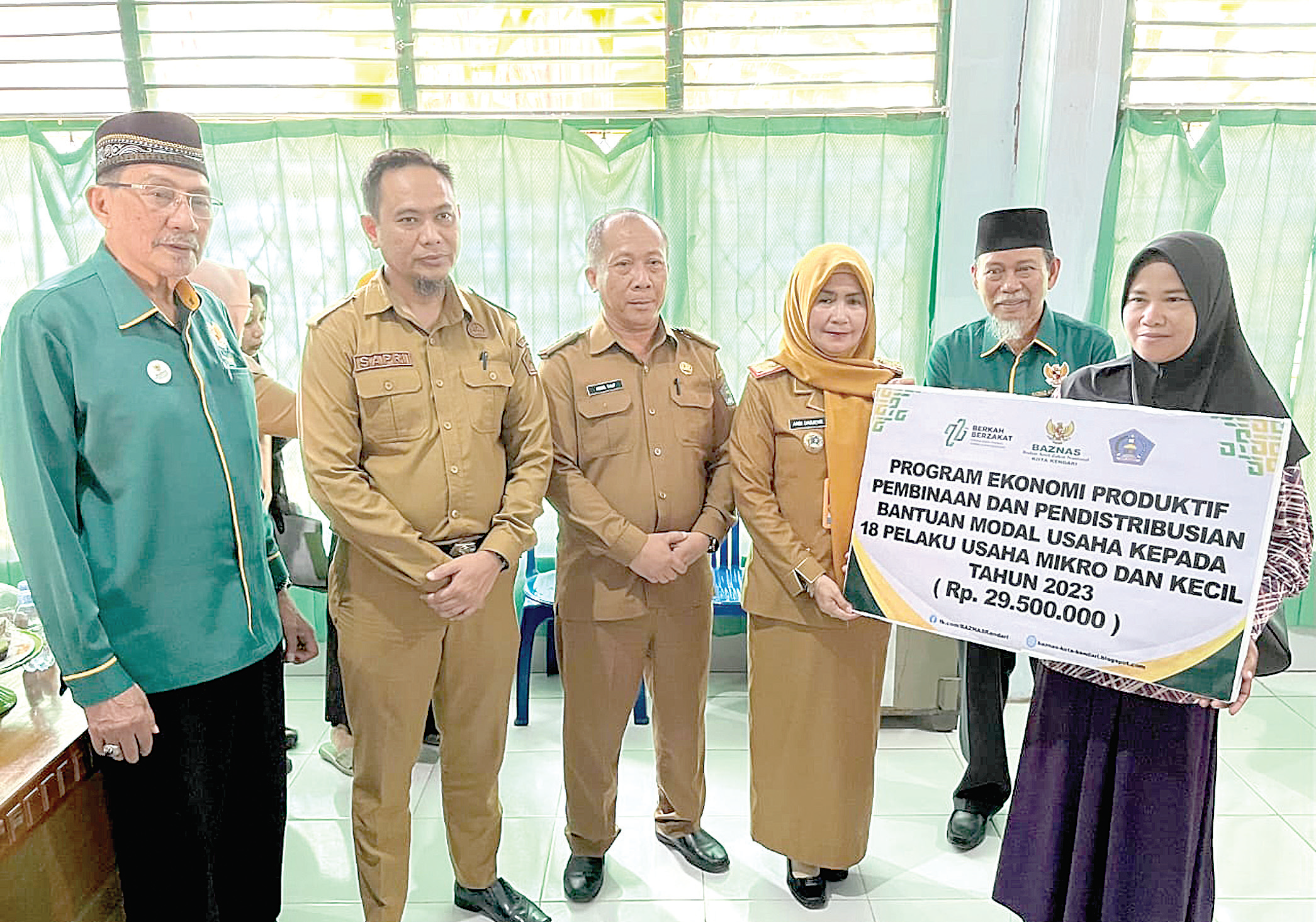 BANTUAN: Staf Ahli Wali Kota Kendari, Hj. Andi Dadjeng bersama jajaran didampingi Kepala Baznas Kendari, H. Amri Natsir menyerahkan bantuan modal usaha kepada pelaku UKM di Kantor Baznas Kendari, kemarin. (Agus Setiawan/Kendari Pos)