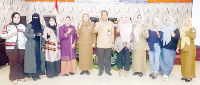 Sekda Kota Kendari, Ridwansyah Taridala (tengah) foto bersama peserta sosialisasi usai pembukaan kegiatan.