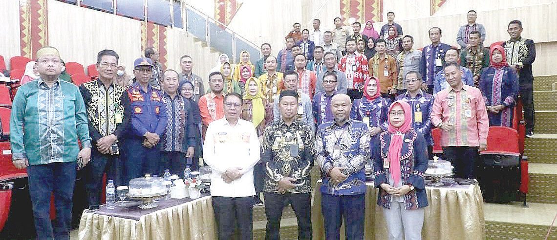 LAYANAN PUBLIK: Pj Wali Kota Kendari, Asmawa Tosepu bersama jajaran usai melaunching aplikasi Srikandi di Balai Kota Kendari, kemarin.