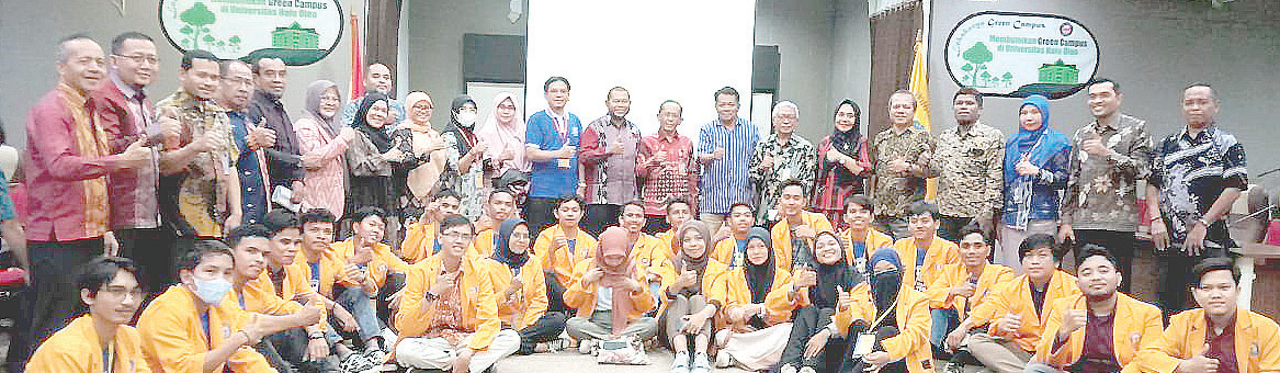 Foto bersama Wakil Rektor I Bidang Akademik UHO, La Hamimu, S.Si., M.T (sembilan dari kanan), Ketua Panitia Pelaksanaan KKN Tematik UHO, Dr. Nanik Hindaryatiningsih, SE., M.Si (enam dari kanan) dan Ketua Lembaga Penelitian dan Pengabdian Kepada Masyarakat (LPPM) UHO, Dr. H. La Aba, S.Si., M.Si (sepuluh dari kanan) dan mahasiswa serta dosen pendamping lapangan. (Ewin Endang Sahputri/Kendari Pos)