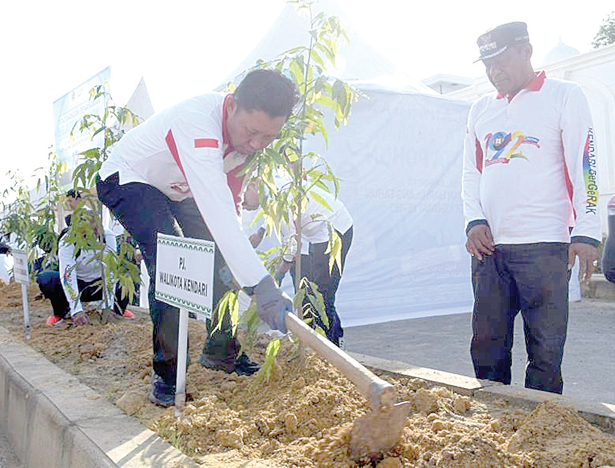 Pj Wali Kota Kendari, Asmawa Tosepu menanam pohon pelindung di depan Rujab Gubernur Sultra, beberapa waktu lalu.