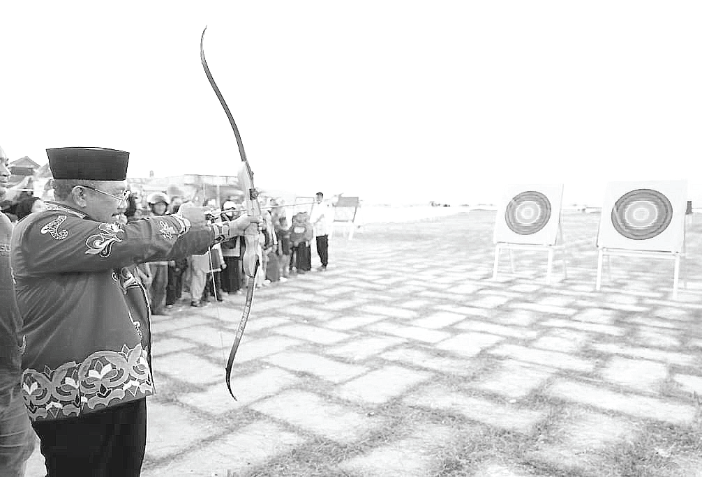 PANAH: Pj Bupati Bombana Burhanuddin memanah pada pembukaan Bupati Archery Cup I Tahun 2023, kemarin.